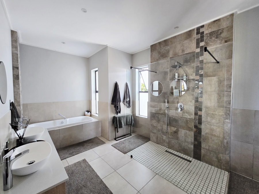 4 Bedroom Property for Sale in Kingswood Golf Estate Western Cape